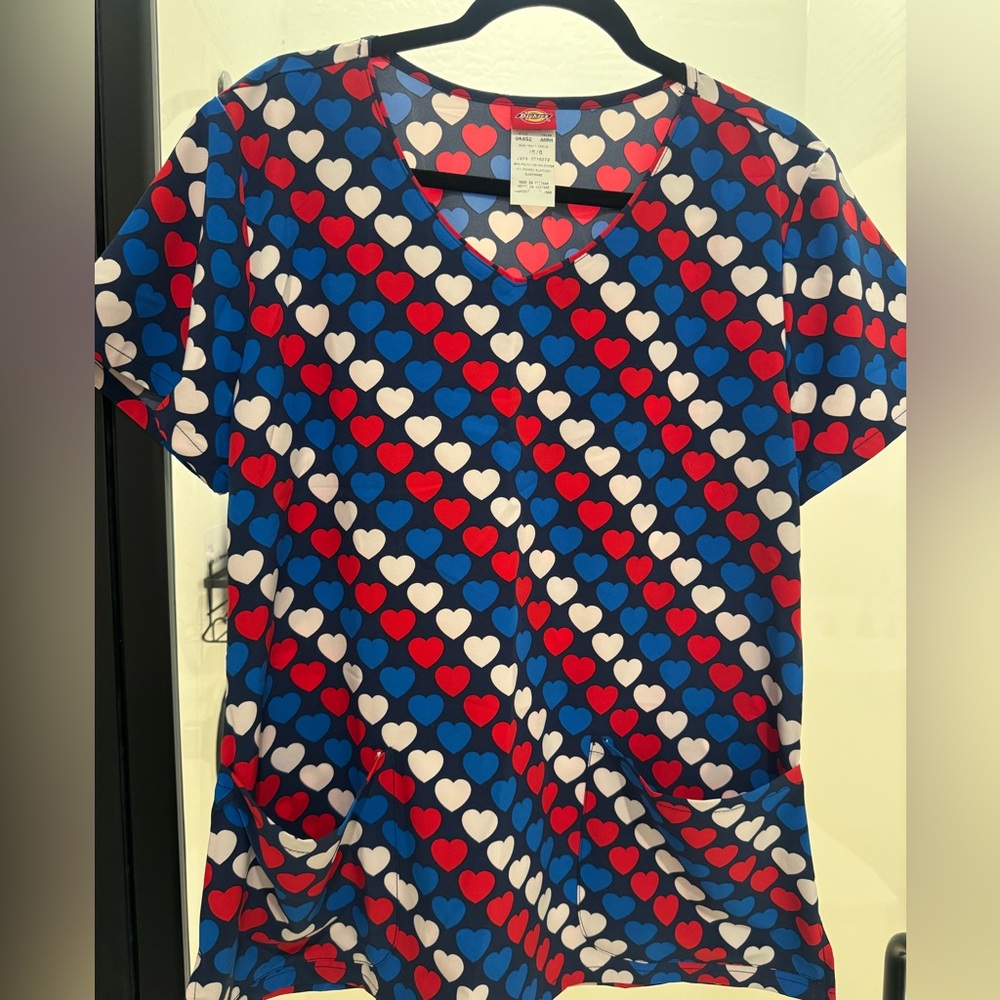 Women’s Dickies Heart Patterned V-Neck Top Scrub Top - Large - New without Tags